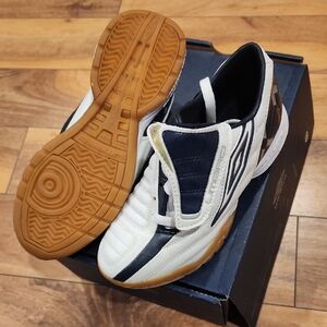 Umbro Women's XAI V LGE W-IN White and Navy Indoor Soccer Shoes